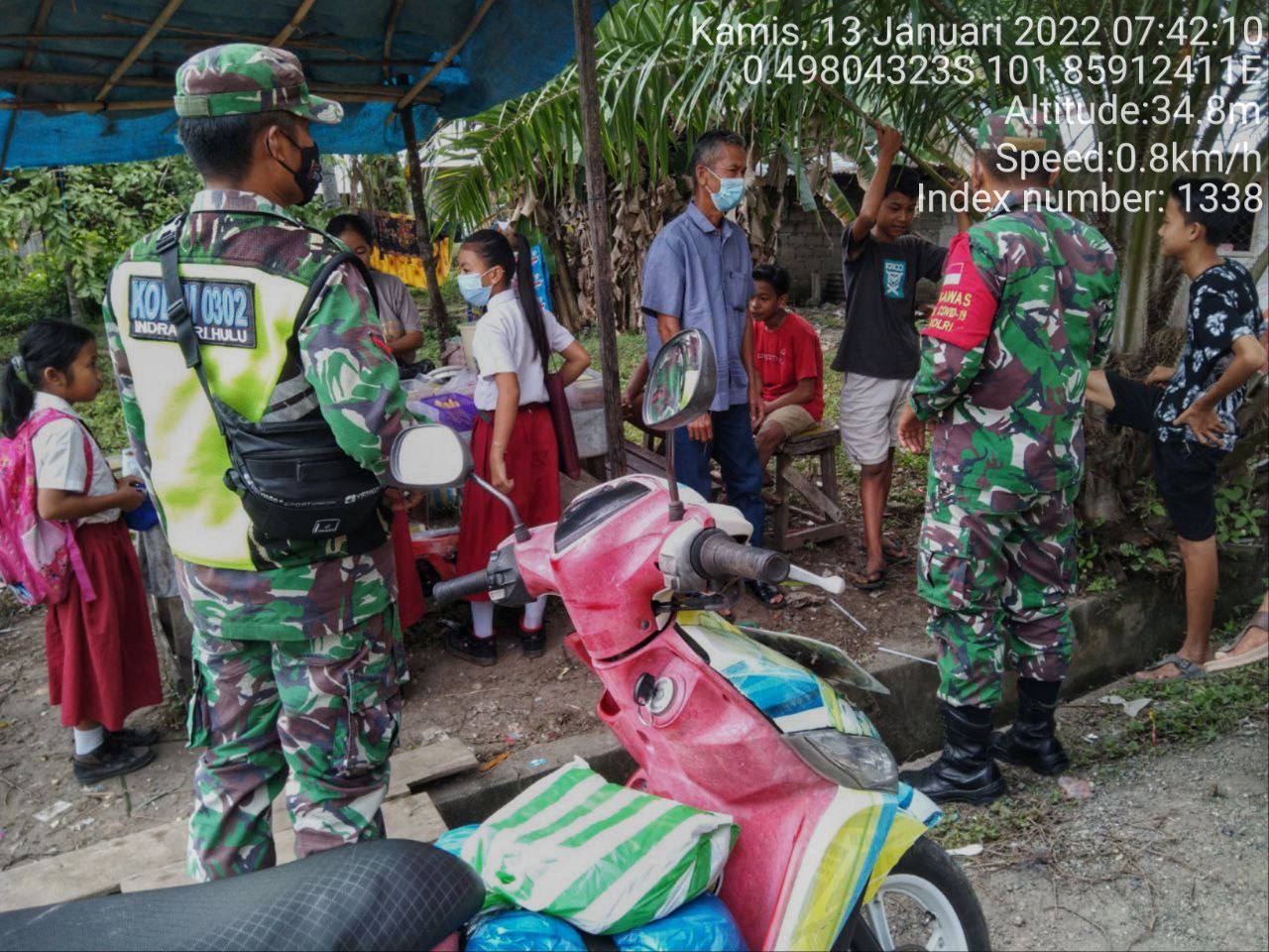 Kopda Junedi Bersama Babinsa Koramil 06/Cerenti Dim 0302/Inhu Lainnya Berikan Sosialisasi Serta Himbauan Kepada Warga Agar Patuhi Prokes Covid-19 di Kampung Baru Kecamatan Cerenti