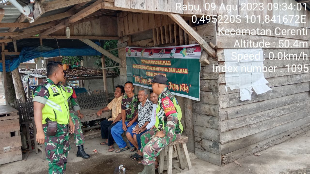 Kopda Junedi Babinsa Koramil 06/Cerenti Kodim 0302/Inhu di Desa Kompe Berangin Kecamatan Cerenti Laksanakan Patroli Untuk Cegah Kebakaran Hutan Dan Lahan