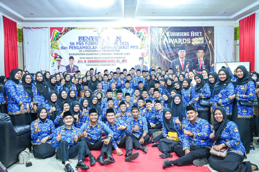 Serahkan 163 SK CPNS dan Berikan Aset Award,  Bupati Minta Taati Aturan Dan Jaga Aset