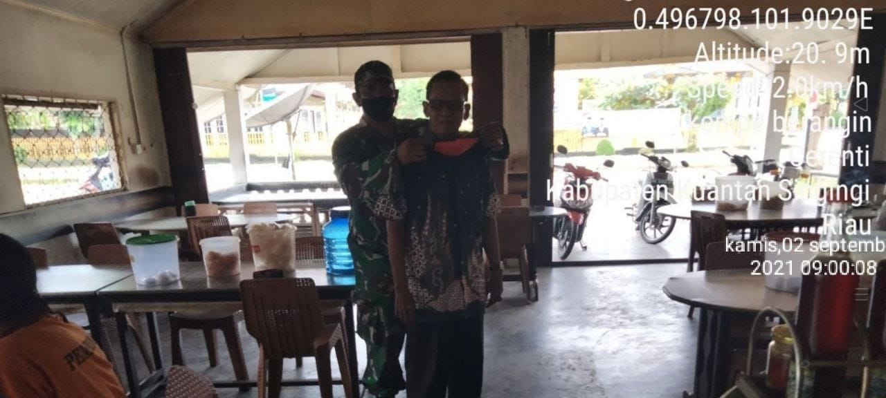 Cegah Covid-19, Babinsa 06/Cerenti Kodim 0302/Inhu Beri Dan Pembagian  Masker Kepada Pengunjung Kedai Kopi