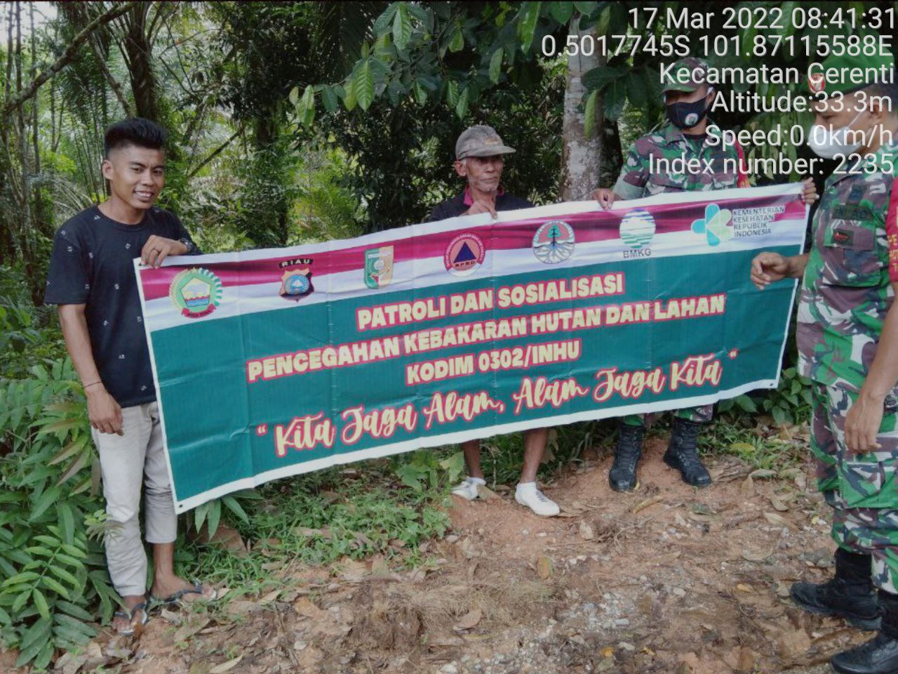 Babinsa Koramil 06/Cerenti Kodim 0302/ Inhu, Serda Samrin Bersama Anggota Lainnya Laksanakan Patroli Untuk Cegah Kebakaran Hutan Dan Lahan