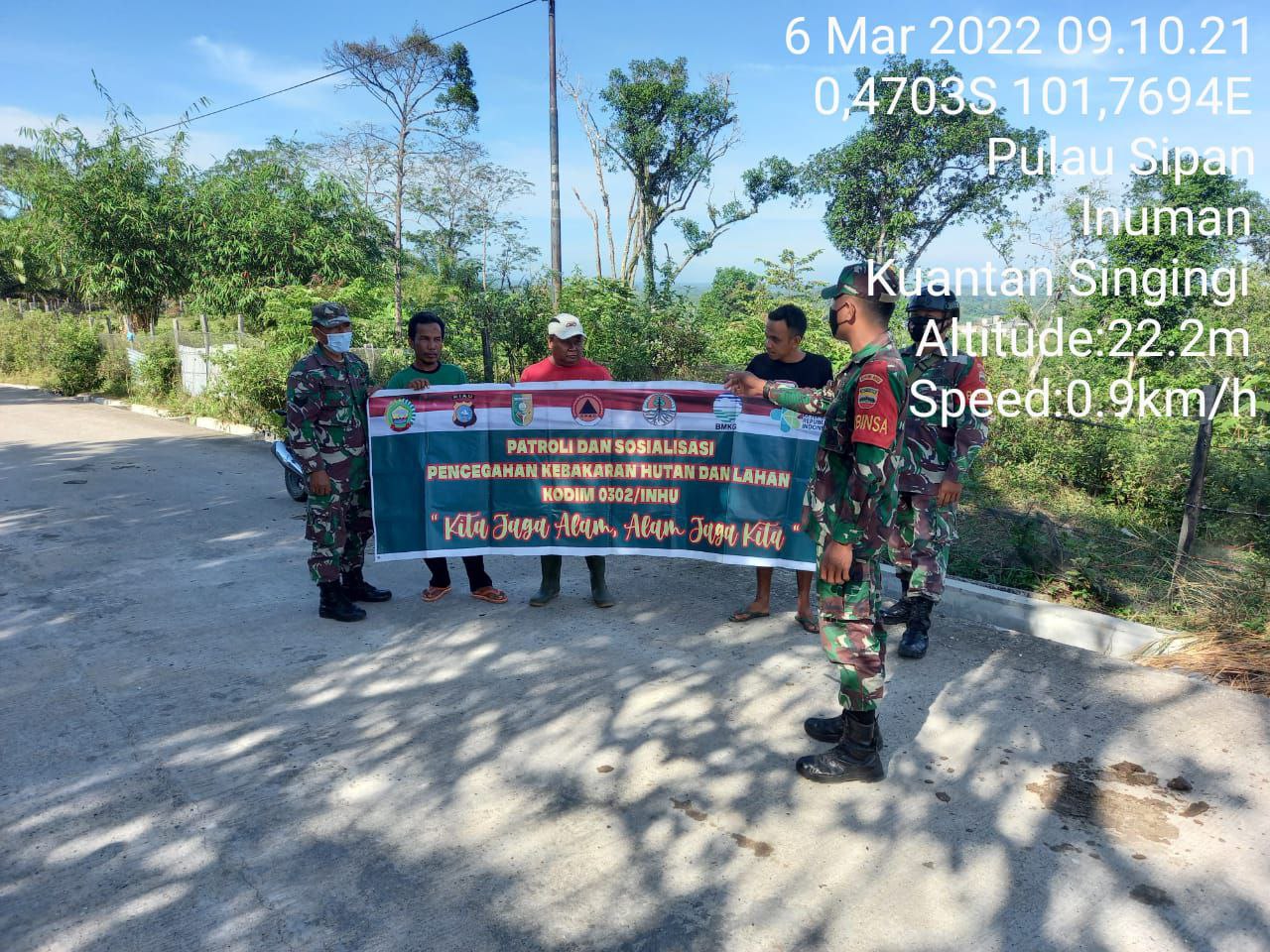 Babinsa Koramil 06/Cerenti Kodim 0302/Inhu Patroli Dan Sosialisasi Cegah Karhutla di Desa Pulau Sipan Kecamatan Inuman Kabupaten Kuansing