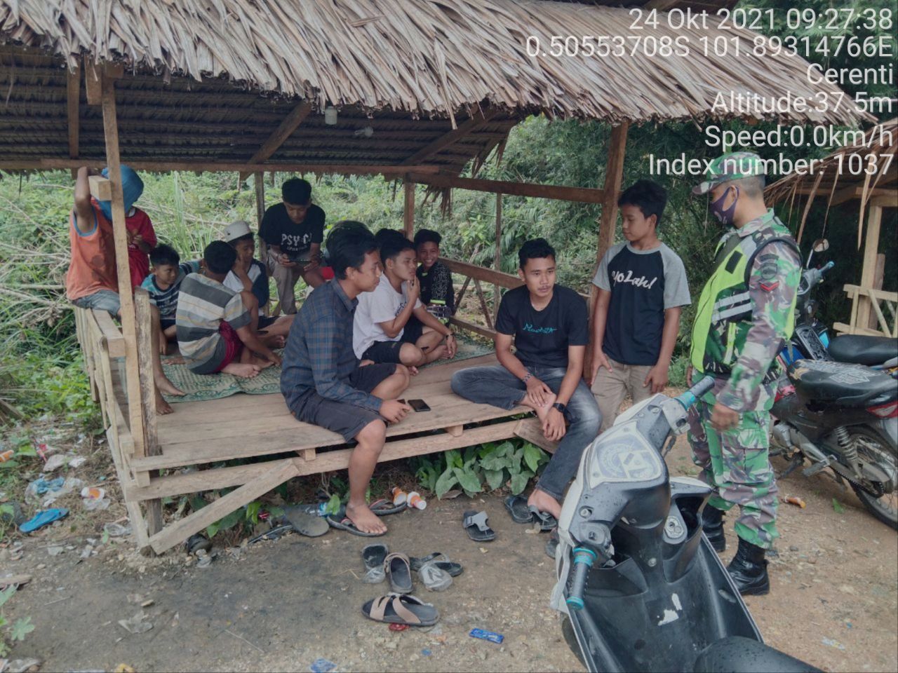 Babinsa Koramil 06/Cerenti Kodim 0302/Inhu Babinsa Nasehati Anak-Anak Dalam Bermain Game Online