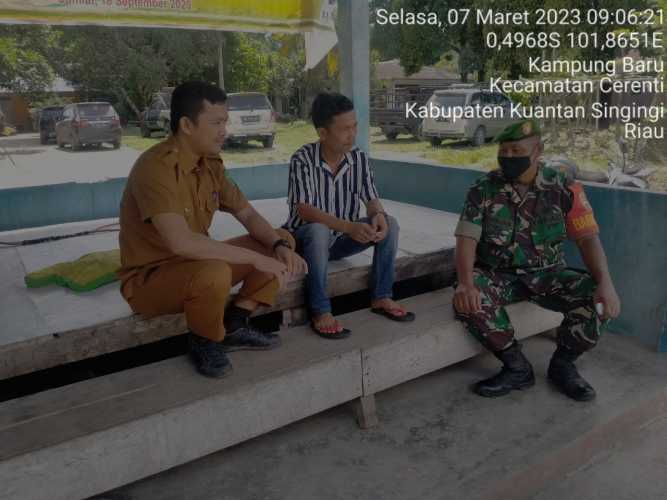 Jalin Hubungan Silaturahmi Babinsa Koramil 06/Cerenti Kodim 0302/Inhu Sertu Firman Komsos Dengan Warga Desa Kampung Baru Kecamatan Cerenti