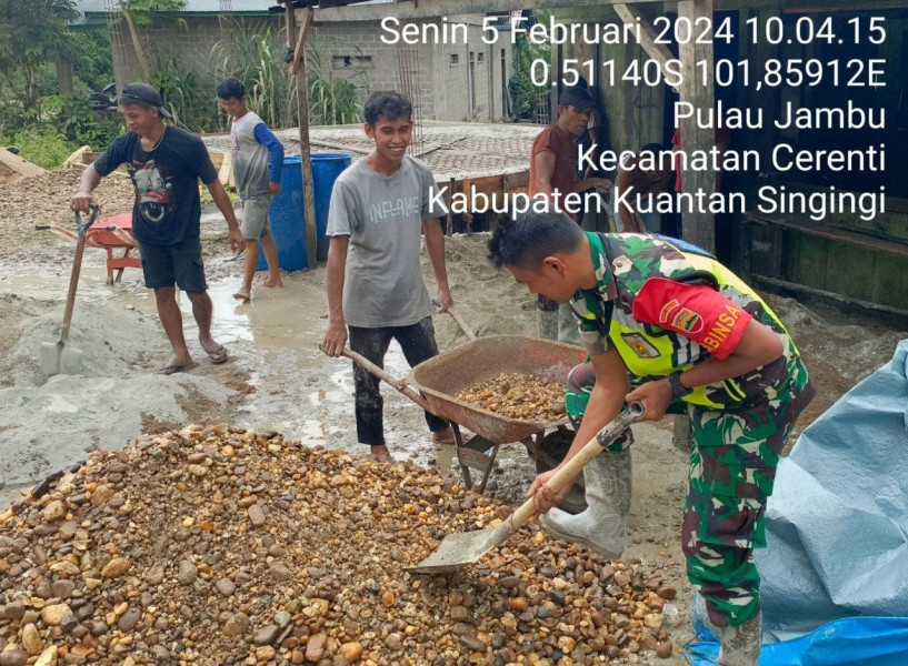 Babinsa Koramil 06/ Cerenti Kodim 0302/Inhu  Bergotong Royong Dengan Masyarakat di Desa Pulau Jambu Kecamatan Cerenti