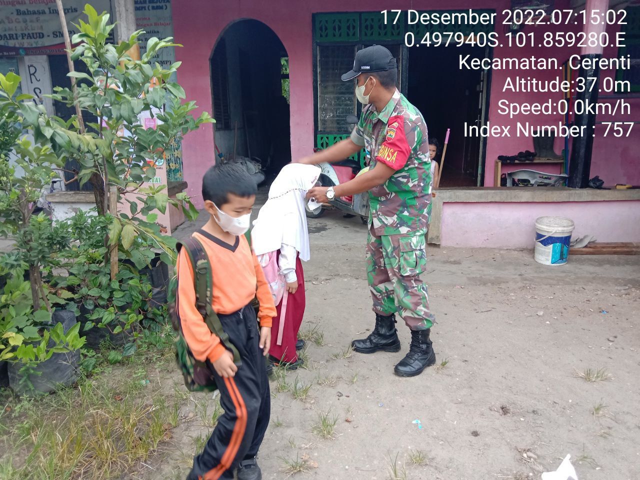 Babinsa Koramil 06/Cerenti Kodim 0302/Inhu Bagikan Masker Kepada Anak-anak Sekolah di Kompe Berangin 