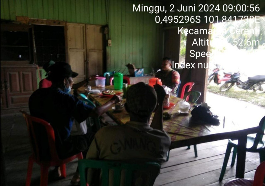 Kopda Irwan Babinsa Koramil 06/Cerenti  Kodim 0302/Inhu  Komsos Dengan Warga Menjaga Kebersamaan Dan Keakraban Di Desa Koto Cerenti