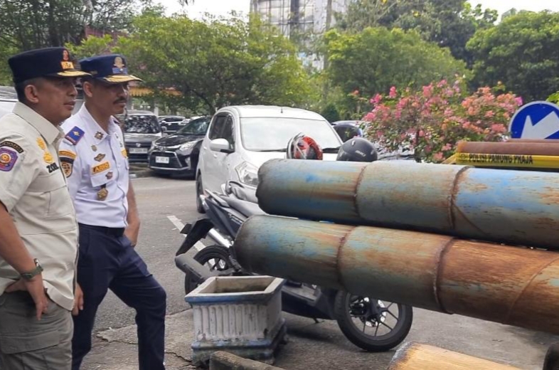 Pemko Pekanbaru Giatkan Penertiban Reklame Ilegal di Jalanan Kota