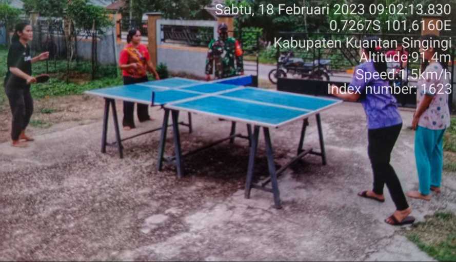 Babinsa Koramil 06/Cerenti Kodim 0302/ Inhu Babinsa Melatih Masyarakat Olahraga Tenis Meja