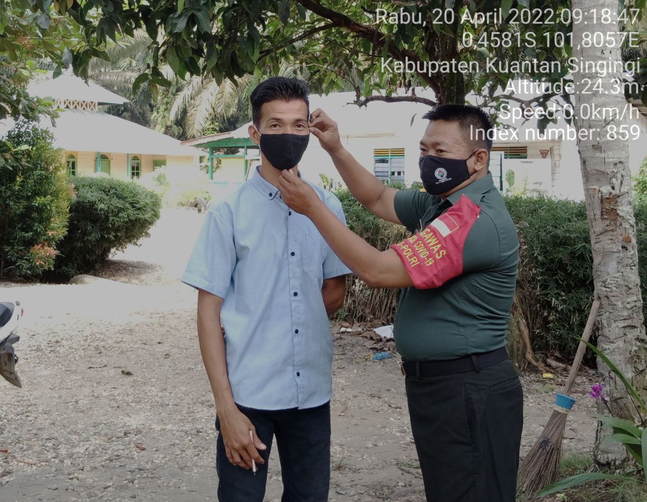 Babinsa Koramil 06/ Cerenti Kodim 0302/ Inhu Membagikan Masker Untuk Masyarakat di Pulau Busuk Jaya Kecamatan Inuman