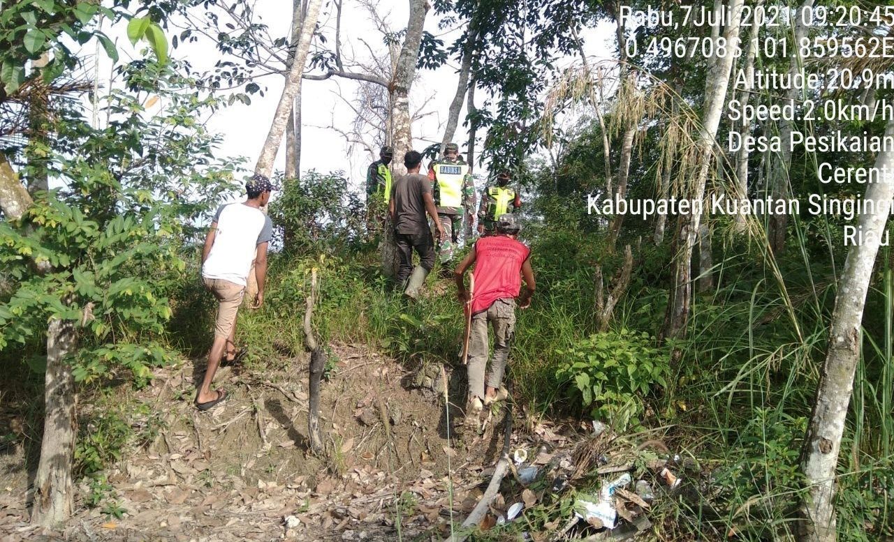 Serda Abdul Wahab Babinsa Koramil 06/Cerenti Kodim 0302/Inhu Laksanakan Patroli Untuk Cegah Kebakaran Hutan Dan Lahan