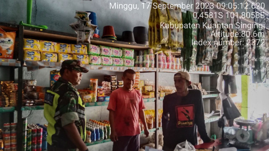 Babinsa Koramil 06/Cerenti Kodim 0302/Inhu Pantau Perkembangan Harga Kebutuhan Pokok Di Wilayah Kecamatan Inuman Desa Pulau Busuk Jaya