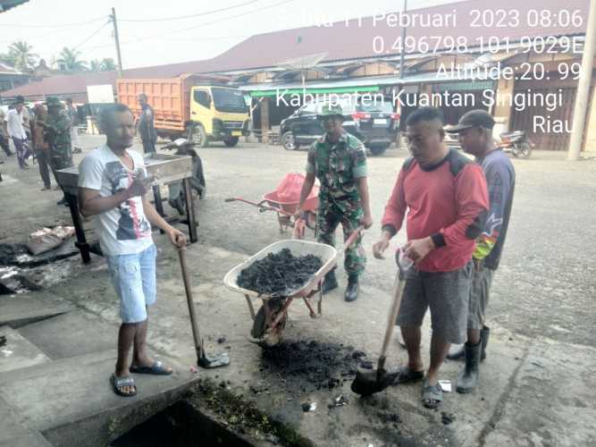 Babinsa Koramil 06/Cerenti Kodim 0302/Inhu Serda Juanda Gotong Royong Bersama Warga Kelurahan Pasar Cerenti