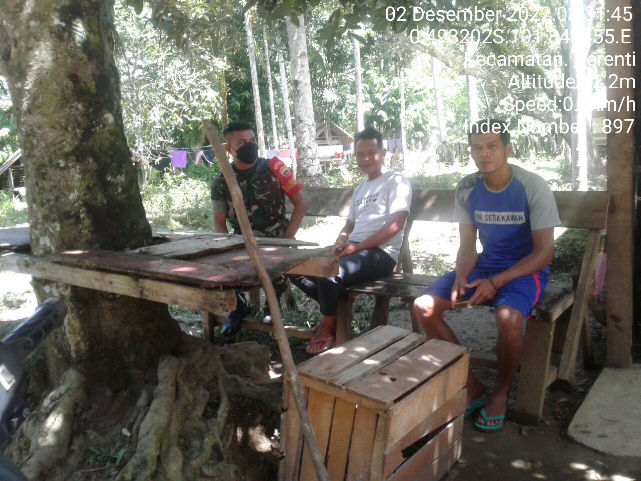 Babinsa Koramil 06 /Cerenti Kodim 0302/ Inhu Komsos Dengan Warga di Wilayah Teritorialnya 