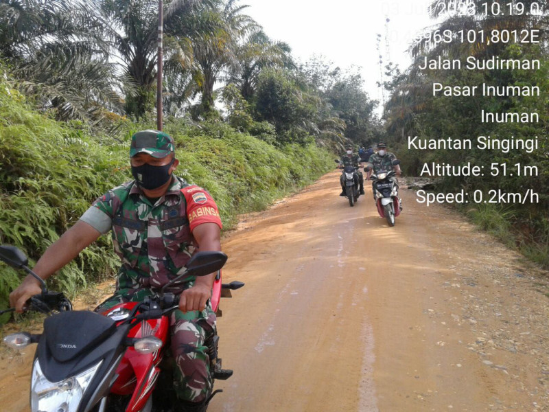 Babinsa Koramil 06/Cerenti Dim 0302/Inhu Patroli Dan Sosialisasi Pencegahan Karhutla Dengan Warga Di Desa Pasar Inuman
