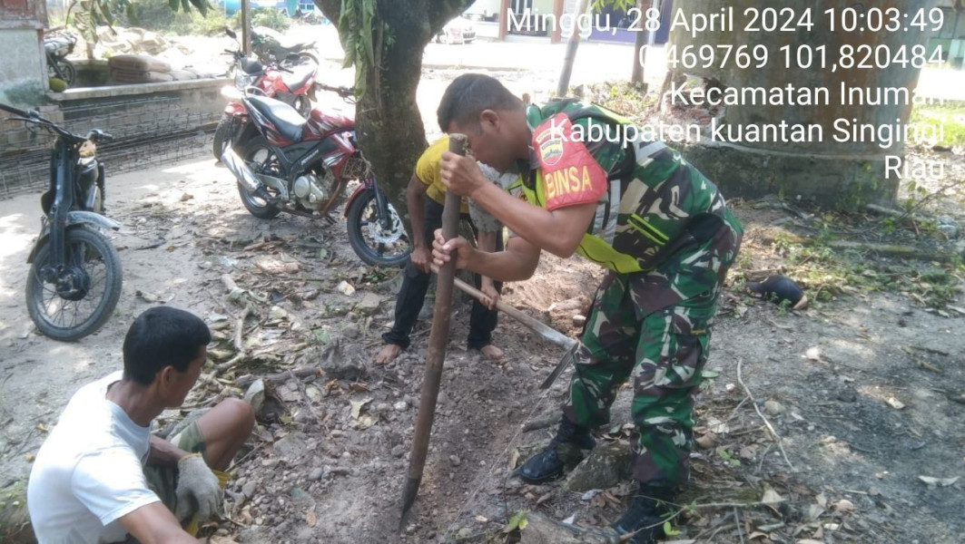 Di Desa Lebuh Lurus Kecamatan Inuman, Babinsa Koramil 06/ Cerenti Kodim 0302/Inhu  Bergotong Royong  Dengan Masyarakat 