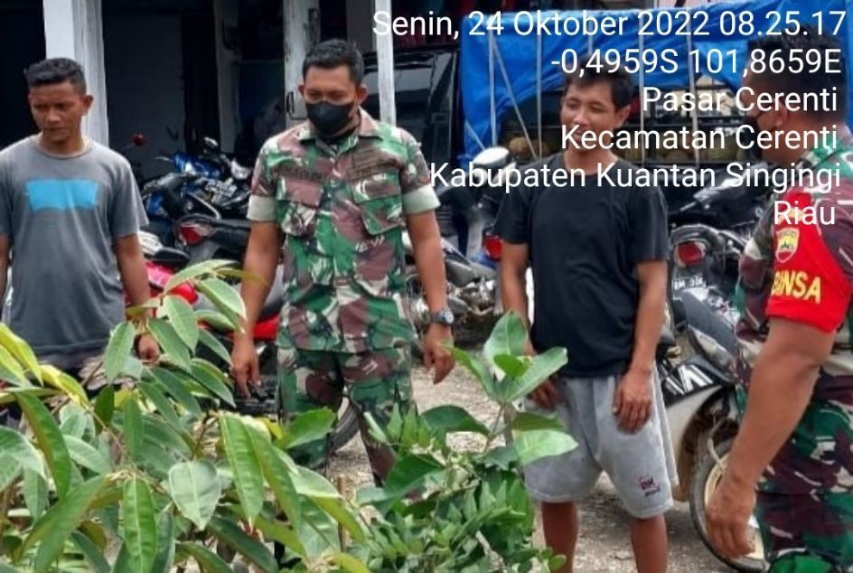 Babinsa Koramil 06/Cerenti Dim 0302/Inhu Berikan Sosialisasi Serta Himbauan Kepada Warga Agar Patuhi Prokes Covid-19 di Tempat Jual Bibit Durian 