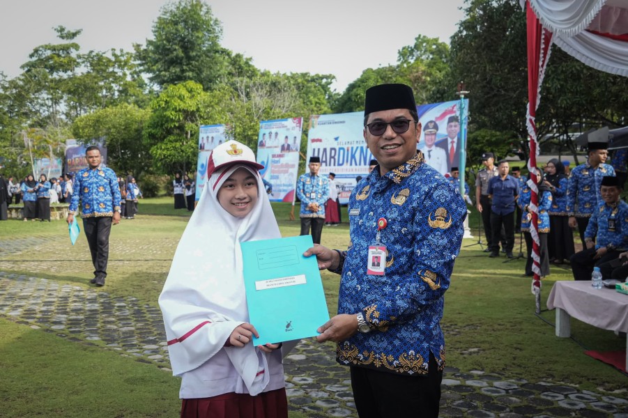 Pemkab Kuansing berikan Penghargaan Kepada Shanum Zahsy Askanah,  Peraih Juara 2 Hafidz Indonesia 