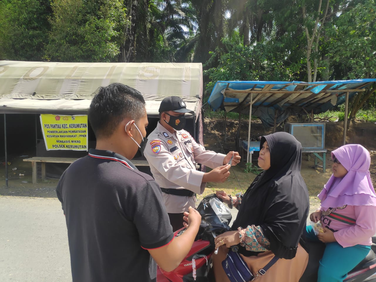 Bhabinkamtibmas Polsek Kerumutan Imbau Warga Terapkan Prokes