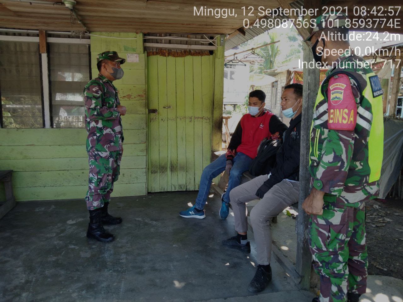 Babinsa Koramil 06/Cerenti Dim 0302/Inhu Berikan Sosialisasi Serta Himbauan Kepada Warga Agar Patuhi Prokes Covid-19 di Pulau Panjang Hilir