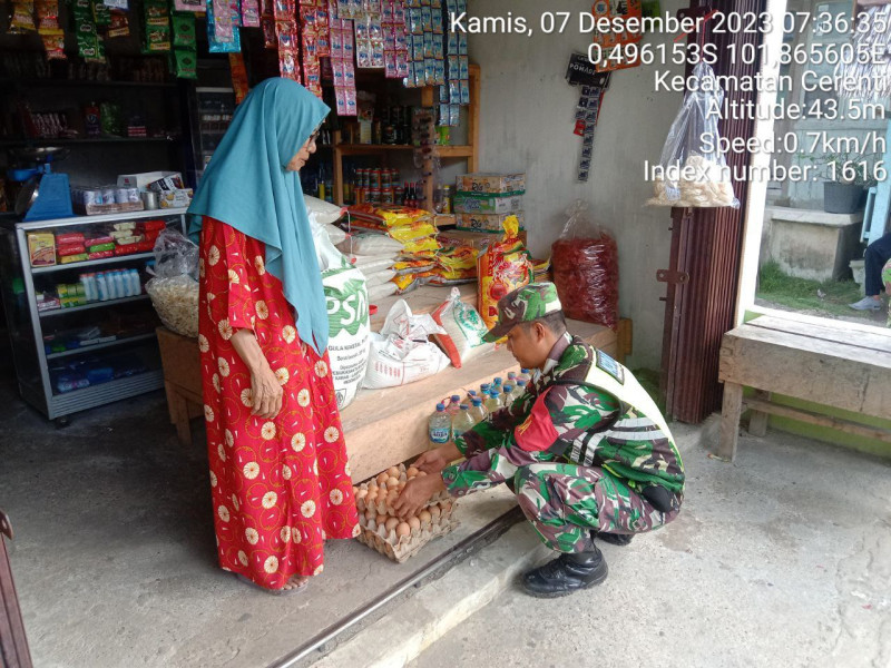 Babinsa Koramil 06/Cerenti Kodim 0302/Inhu Cek Harga Sembako Diwarung di Desa Kampung Baru Timur