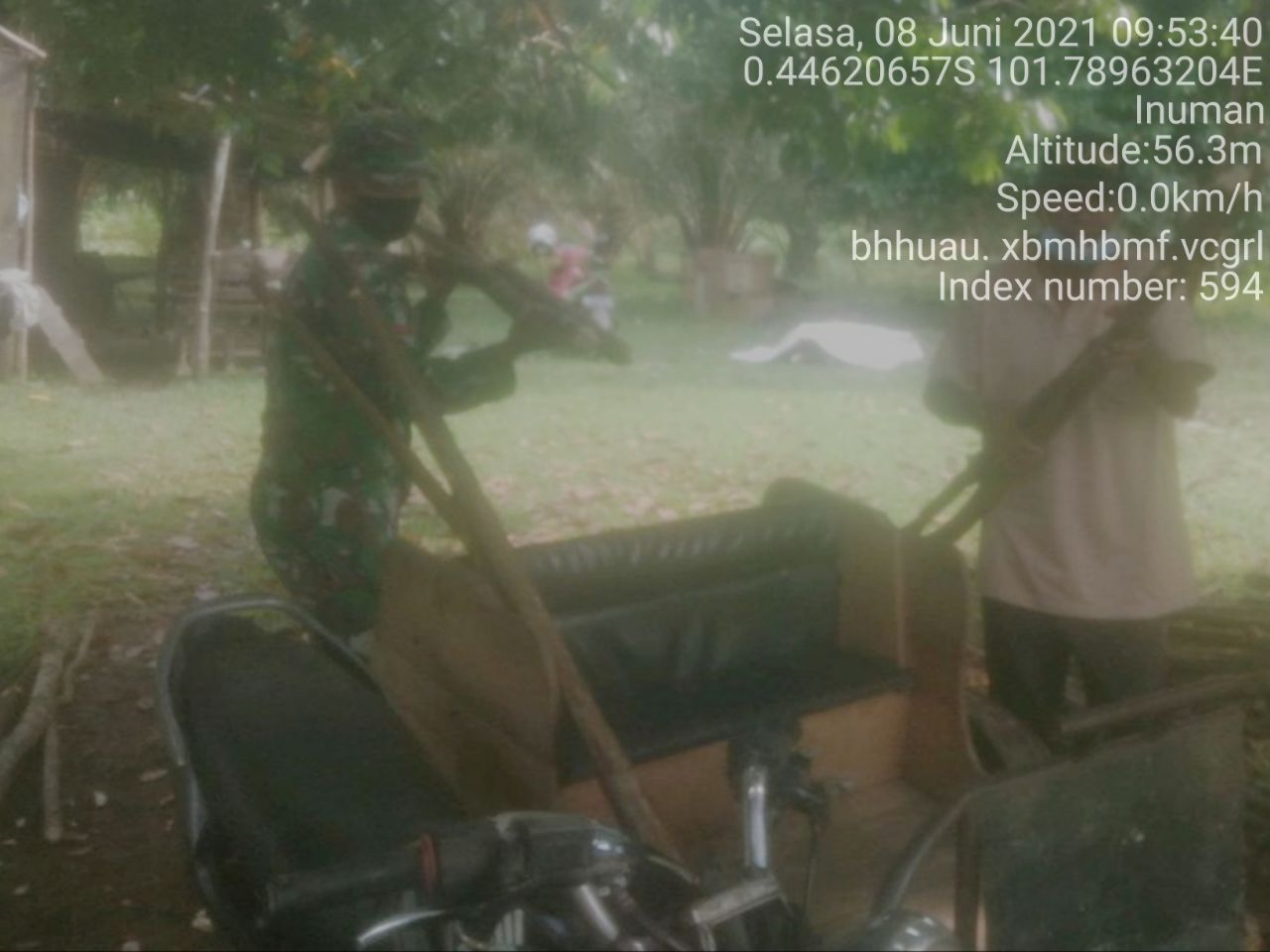 Babinsa Koramil 06/cerenti Dim 0302 Inhu Membantu Bapak Icet Angkat Kayu 