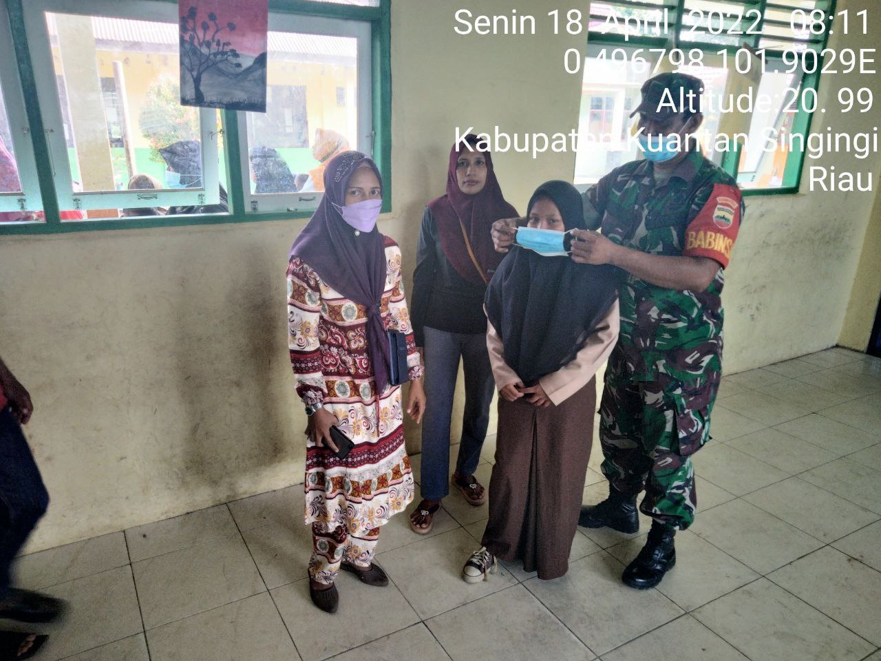 Covid-19 Belum Berakhir, Babinsa Koramil 06/ Cerenti Dim 0302/Inhu Bagikan Masker Gratis Kepada Warga Seberang Pulau Busuk