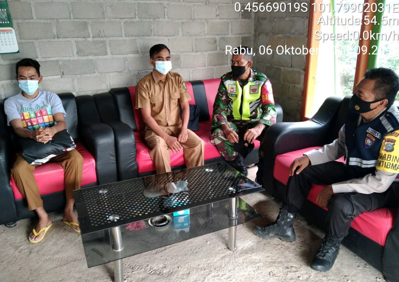 Babinsa Koramil 06/Cerenti Dim 0302/Inhu  Bersama Bhabinkamtibmas Komsos Dengan Sekdes Kampung Baru Koto Tentang Covid-19.