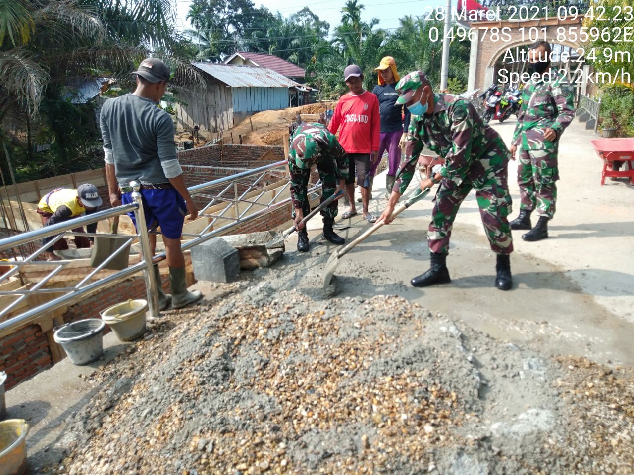 Pererat Hubungan Dengan Warga, Babinsa Koramil 06/Cerenti Dim 0302/Inhu Bantu Warga Bangun Tempat Usaha