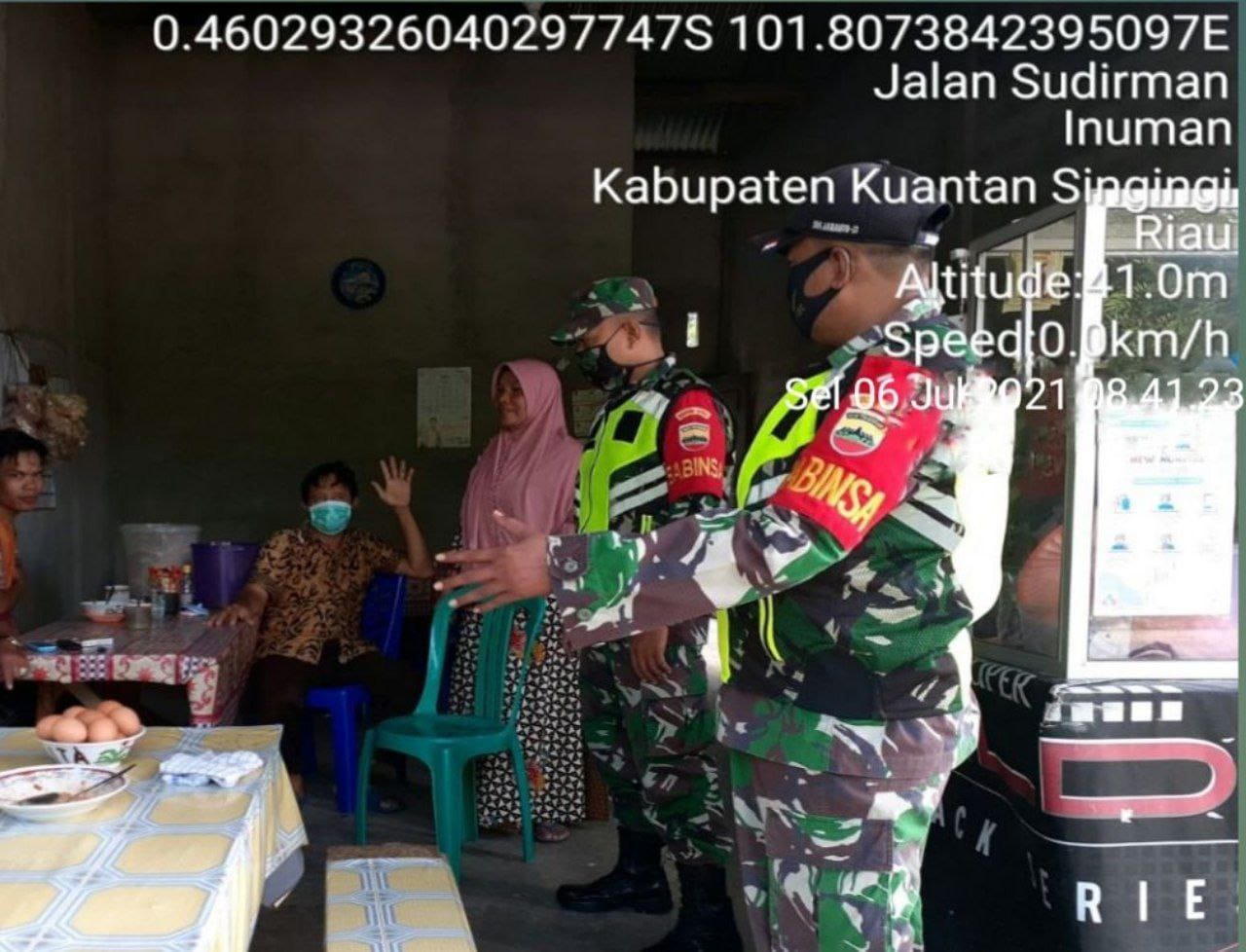 Tingkatkan Disiplin Prokes, Babinsa Koramil 06/Cerenti Kodim 0302/Inhu Laksanakan Edukasi Pencegahan Penyebaran Covid-19 ke Masyarakat Desa Pasar Inuman Kabupaten Kuantan Singingi