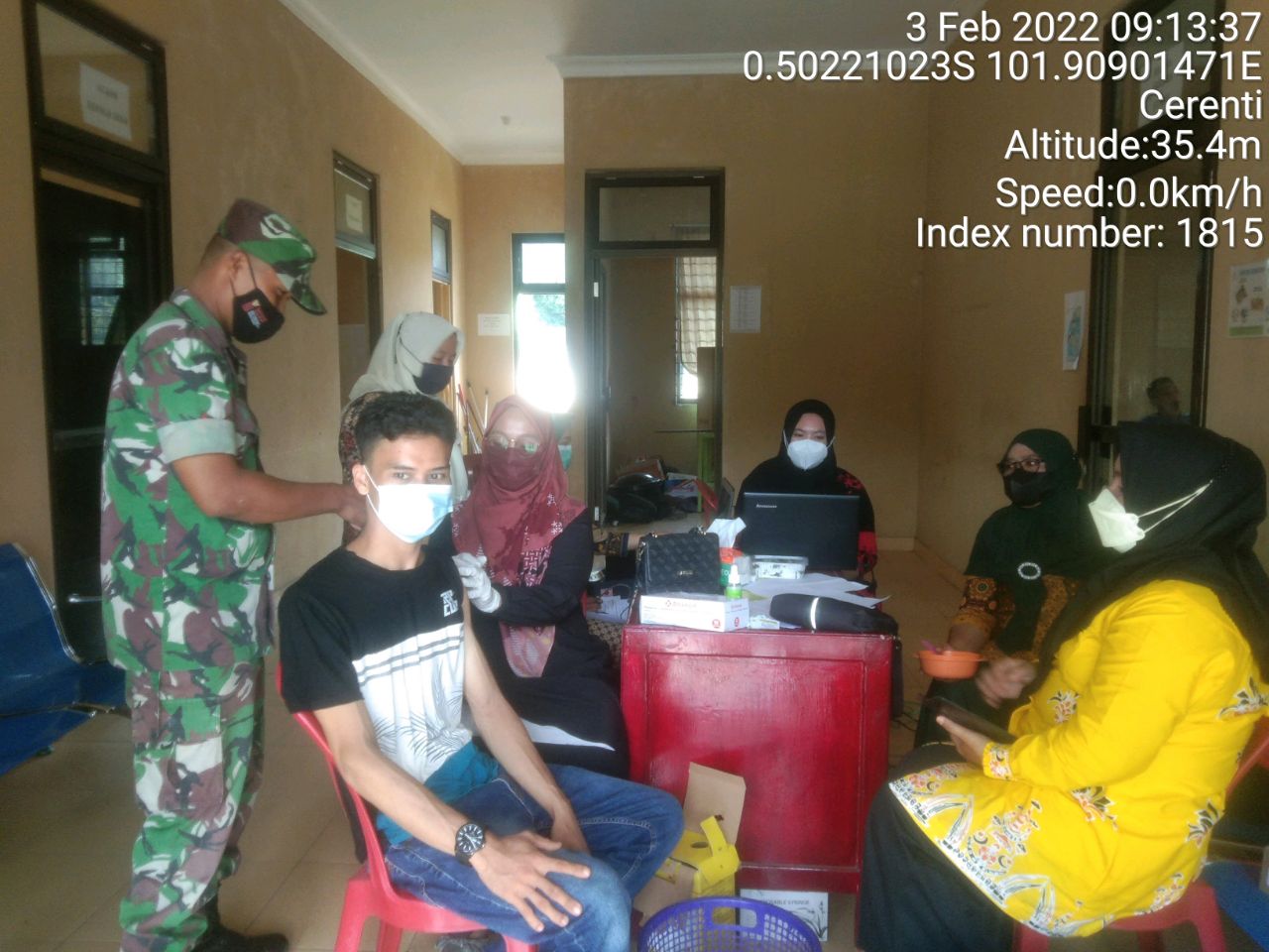 Babinsa Koramil 06/Cerenti Kodim 0302/ Inhu Pantau Dan Dampingi Pelaksanaan Vaksin Covid-19 di Pulau Jambu