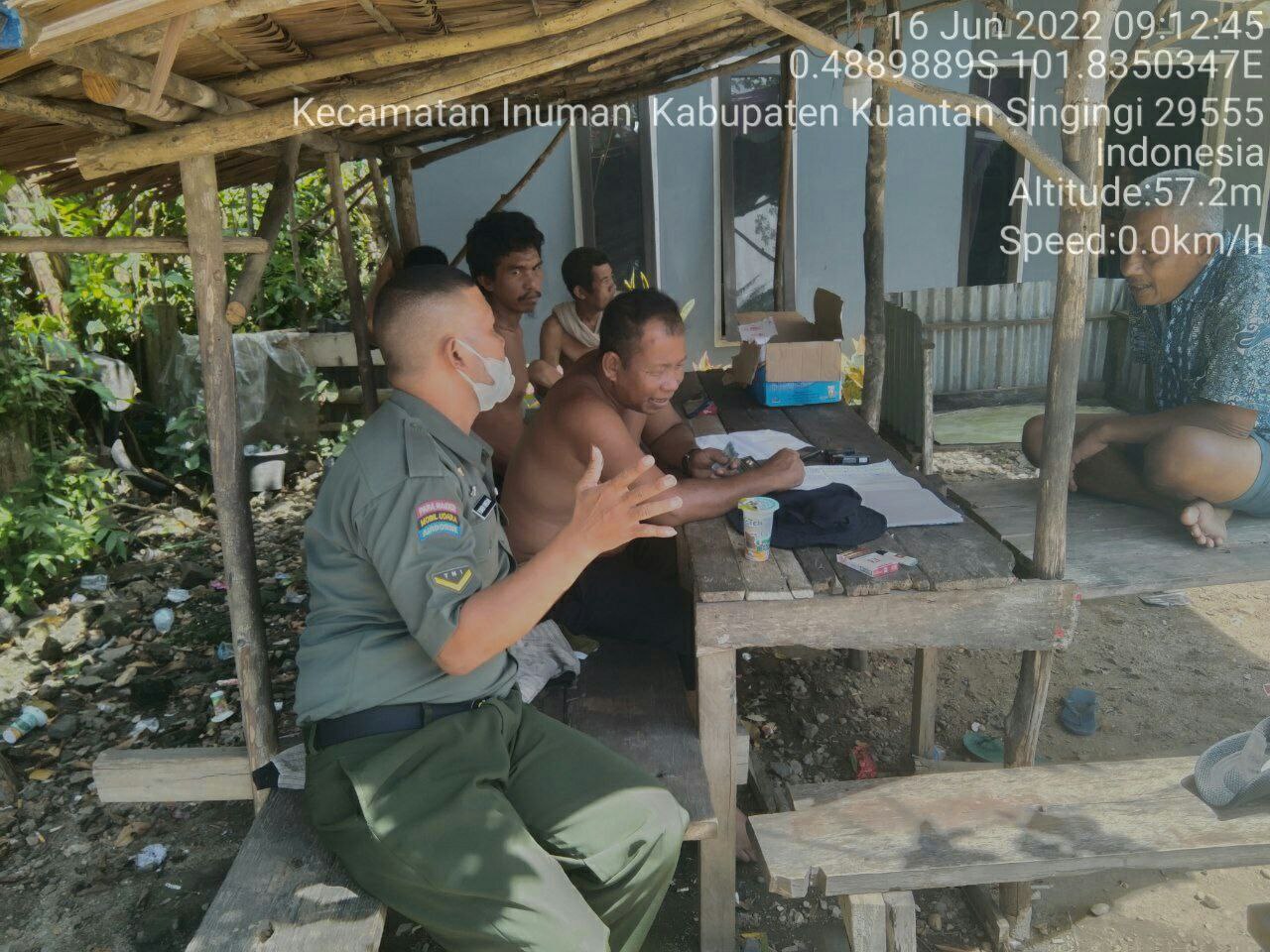 Babinsa Koramil 06/Cerenti Kodim 0302/Inhu Keakraban Babinsa Terhadap Warganya Guna Tumbuhkan Kekompakan Serta Keharmonisan