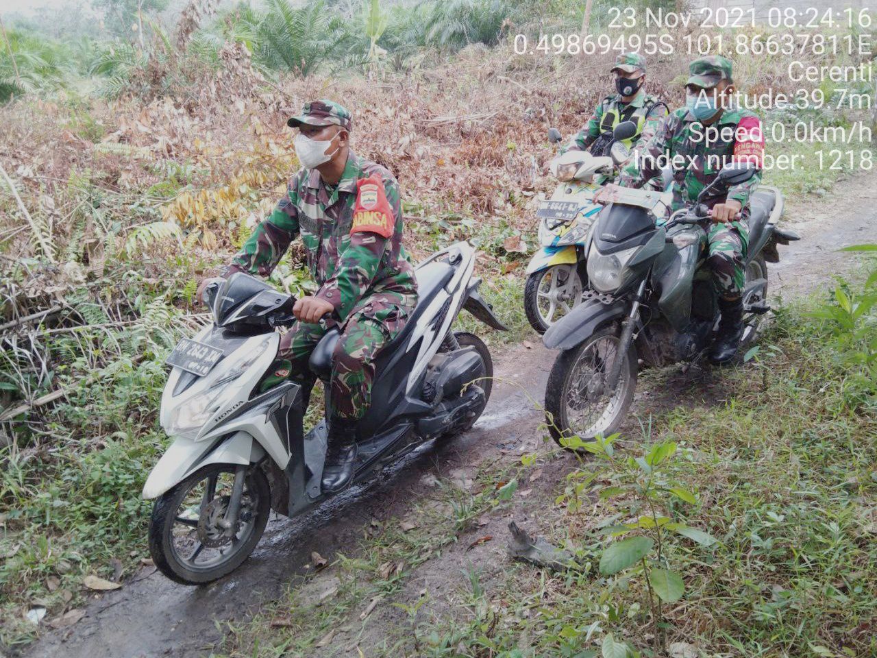 Babinsa Koramil 06/Cerenti Kodim 0302/ Inhu, Sertu Firman Bersama Anggota Lainnya Laksanakan Patroli Untuk Cegah Kebakaran Hutan Dan Lahan di Pulau Jambu