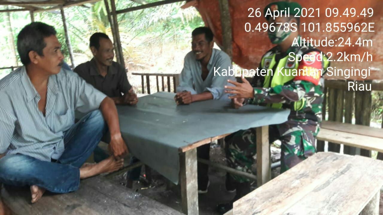 Babinsa Koramil 06/Cerenti Kodim 0302/Inhu Melaksanakan Komsos Di Desa Sigaruntang