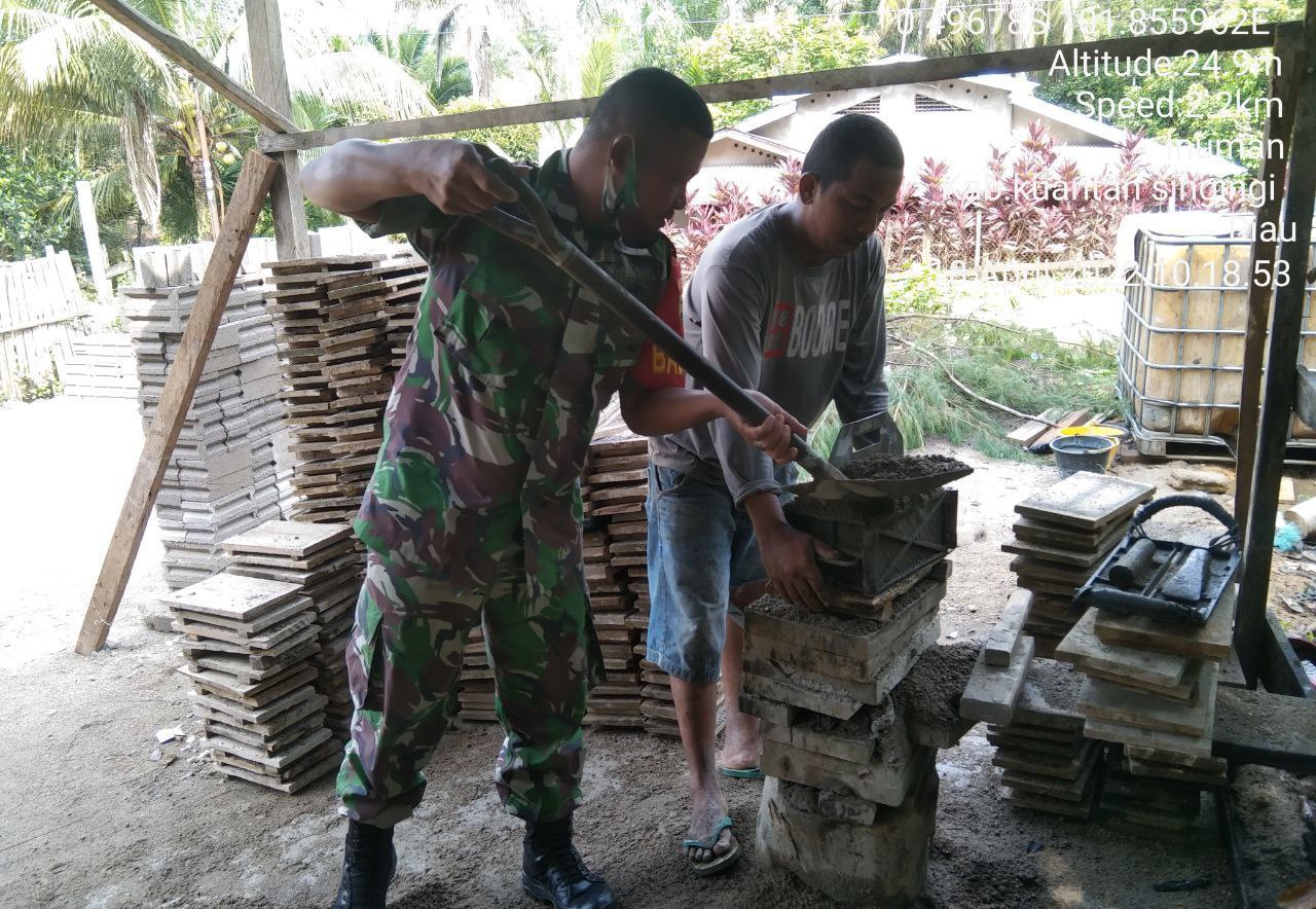 Babinsa Koramil 06/Cerenti Dim 0302/Inhu Membantu Masyarakat Desa Binaan Melanjutkan Pembuatan Batako di Tempat Azhari