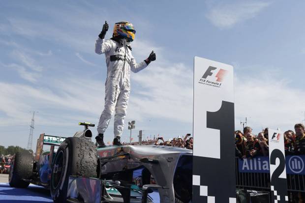 Lewis Hamilton Tutup Paruh Musim dengan Manis, Rio Haryanto Meringis