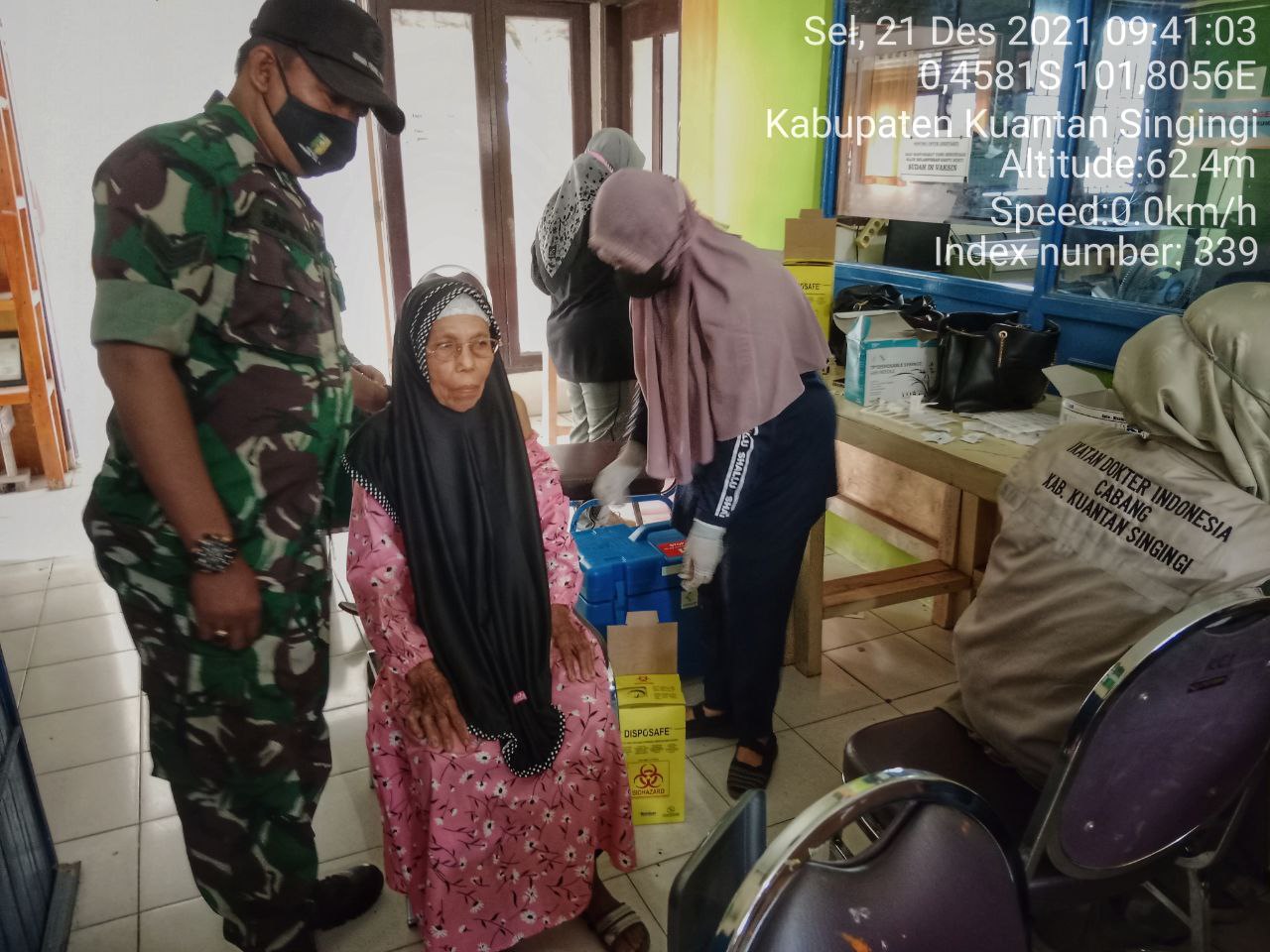 Kejar Target 70% Masyarakat di Suntik Vaksin, Babinsa Koramil 06/Cerenti Kodim 0302/Inhu, Kawal Melaksanakan Vaksin Di Kecamatan Inuman