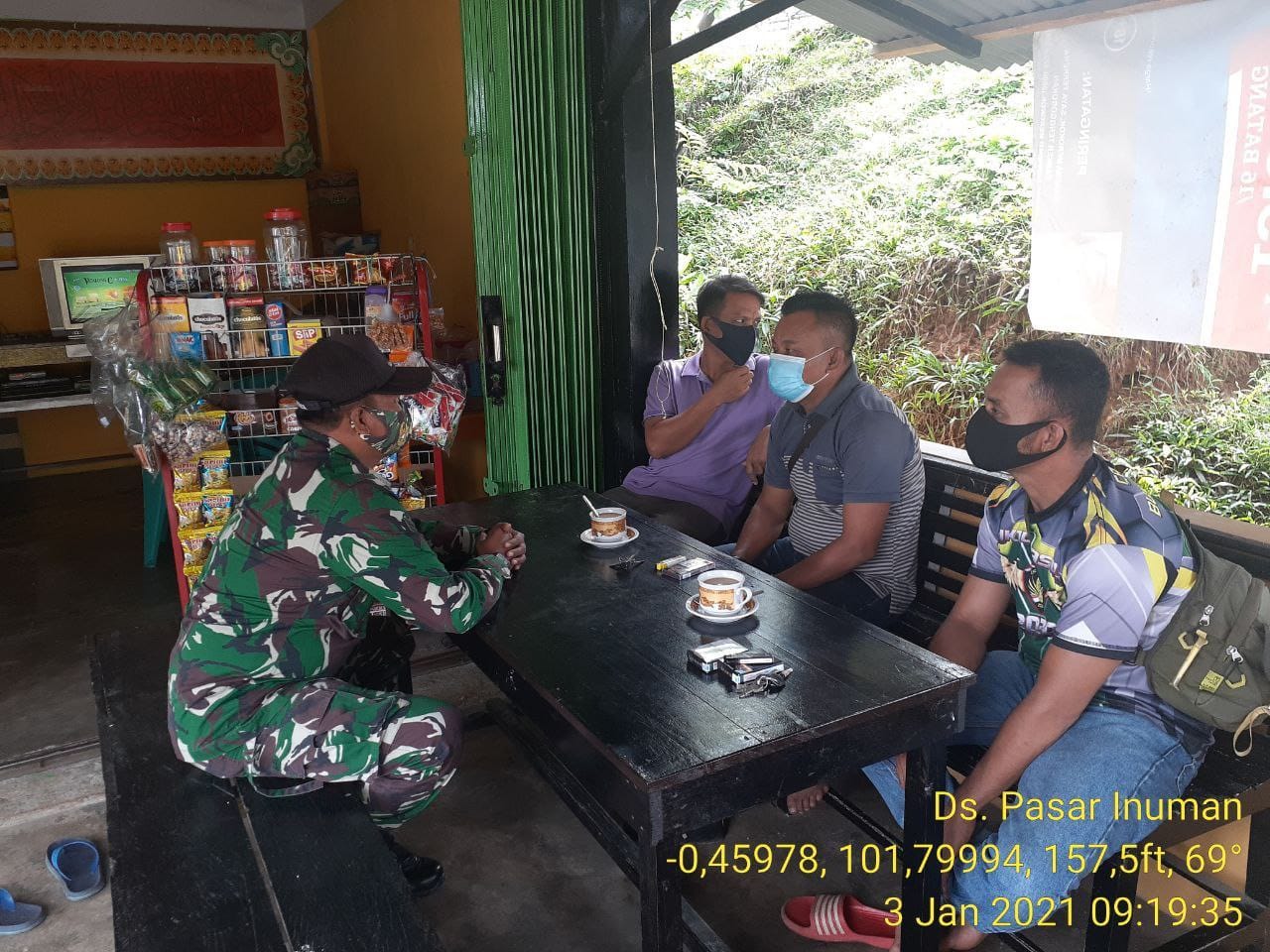 Cegah Penyebaran Covid-19, Babinsa Koramil 06/Cerenti Dim 0302/Inhu  Himbau Masyarakat Patuhi Prokes