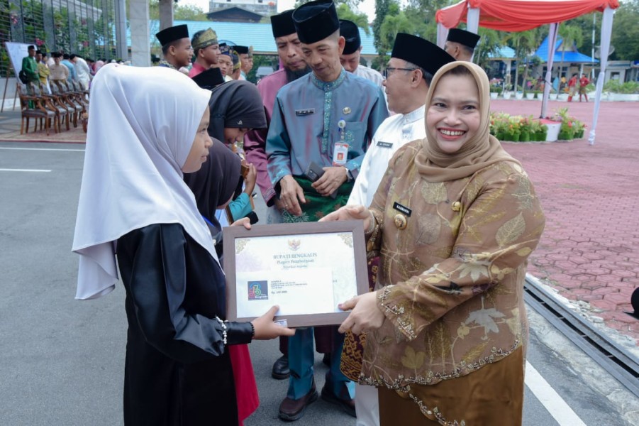 Semarak Hari Jadi ke-513 Bengkalis, Bupati Kasmarni Serahkan Hadiah Lomba Permainan Tradisional