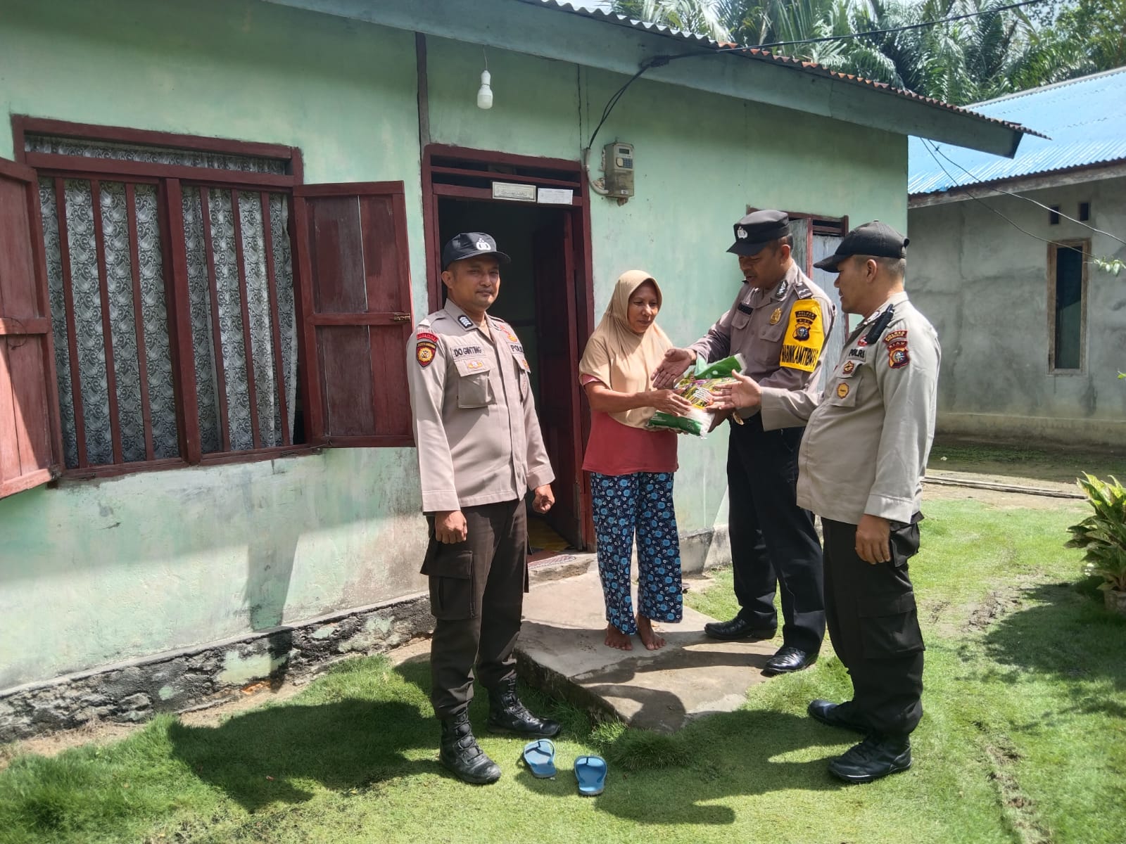 Warga di Kelurahan Batupanjang Dapat Bantuan Beras dari Polsek Rupat