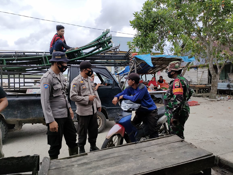 Personel Polsek Teluk Meranti Laksanakan Operasi Yustisi Bersama TNI