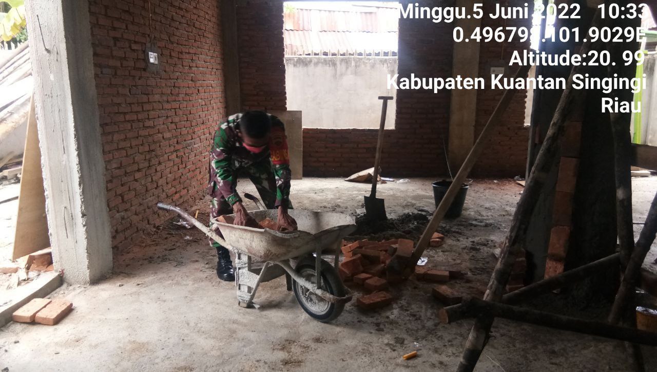 Babinsa Koramil 06/Cerenti Kodim 0302/Inhu Serda Abdul Wahab Bantu Pasang Batu Bata Rumah Warga Binaan