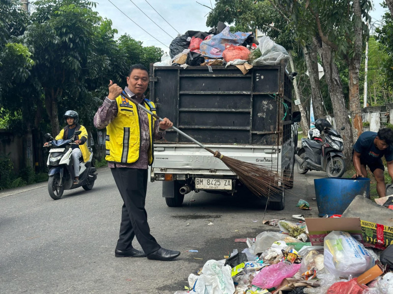 Sampah Menumpuk, Wawako Pekanbaru Langsung Turun Tangan Bersihkan Lokasi