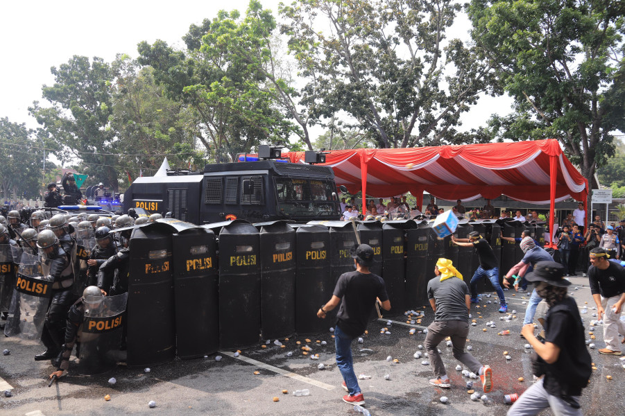 Adegan Simulasi Jelang Pilkada 2024, Polisi dan Peserta Aksi Bentrok di Jalan Diponegoro