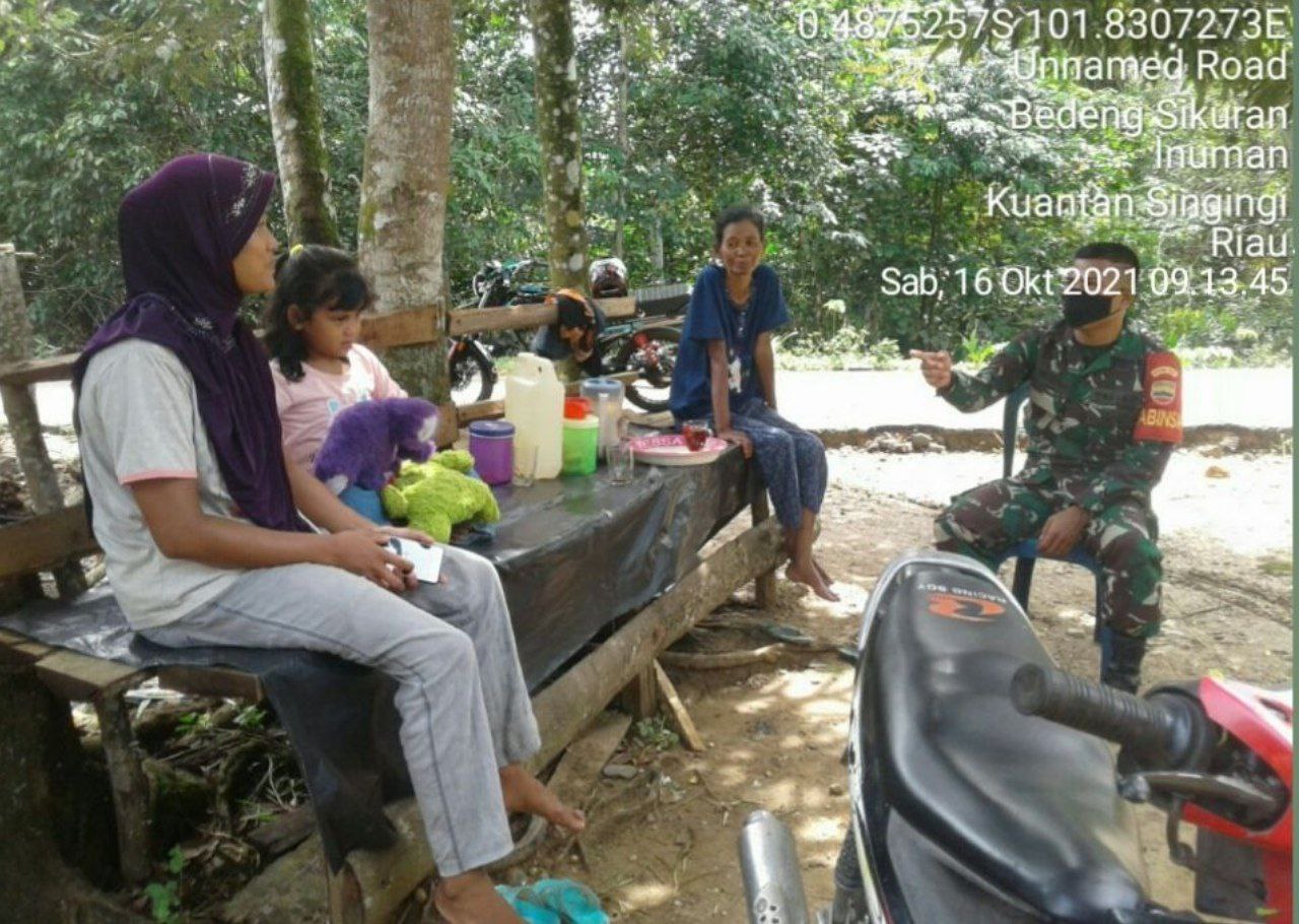 Jalin Silaturahmi, Babinsa Koramil 06/Cerenti  Kodim 0302/Inhu  Melaksanakan Komsos Dengan Warga Binaan di Bedeng Sikuran