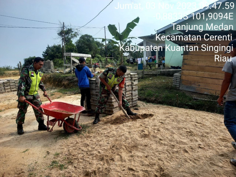 Senantiasa Para Babinsa Koramil 06/Cerenti Kodim 0302/Inhu Bantu Warga Masyarakat Diwilayah Binaannya