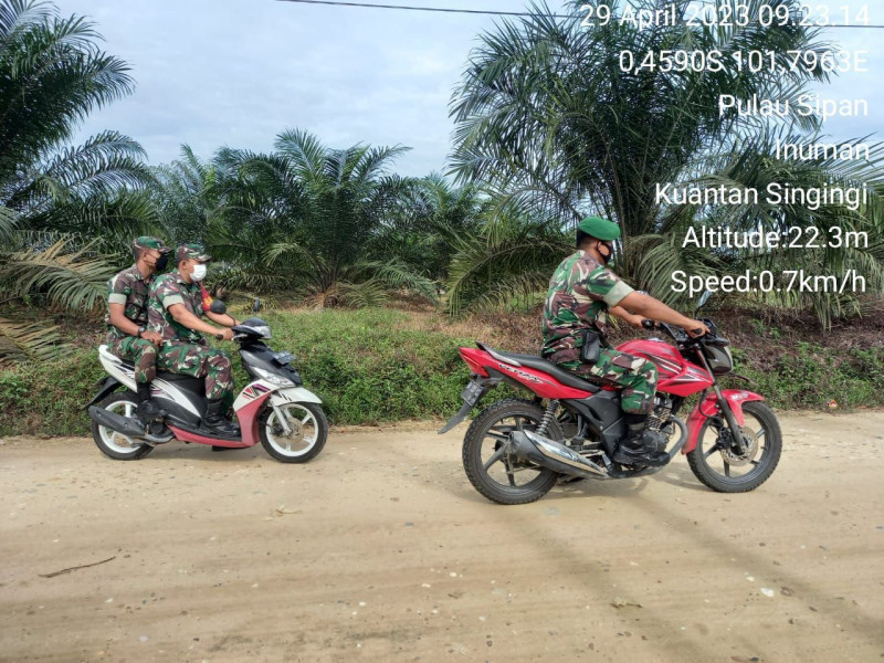 Waspada Dengan Bahaya Karhutla Babinsa Koramil 06/Cerenti Kodim 0302/Inhu Lakukan Patroli Dan Telusuri Areal Perkebunan Warga di Desa Pulau Sipan
