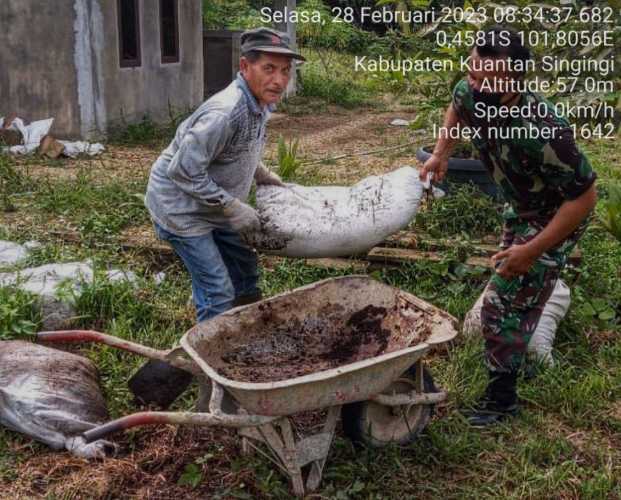 Anggota Babinsa Koramil 06/Cerenti Kodim 0302/Inhu Membantu Warga Kampung Pancasila Bertanam Kelapa Didesa Tanjung Medan Kecamatan Cerenti