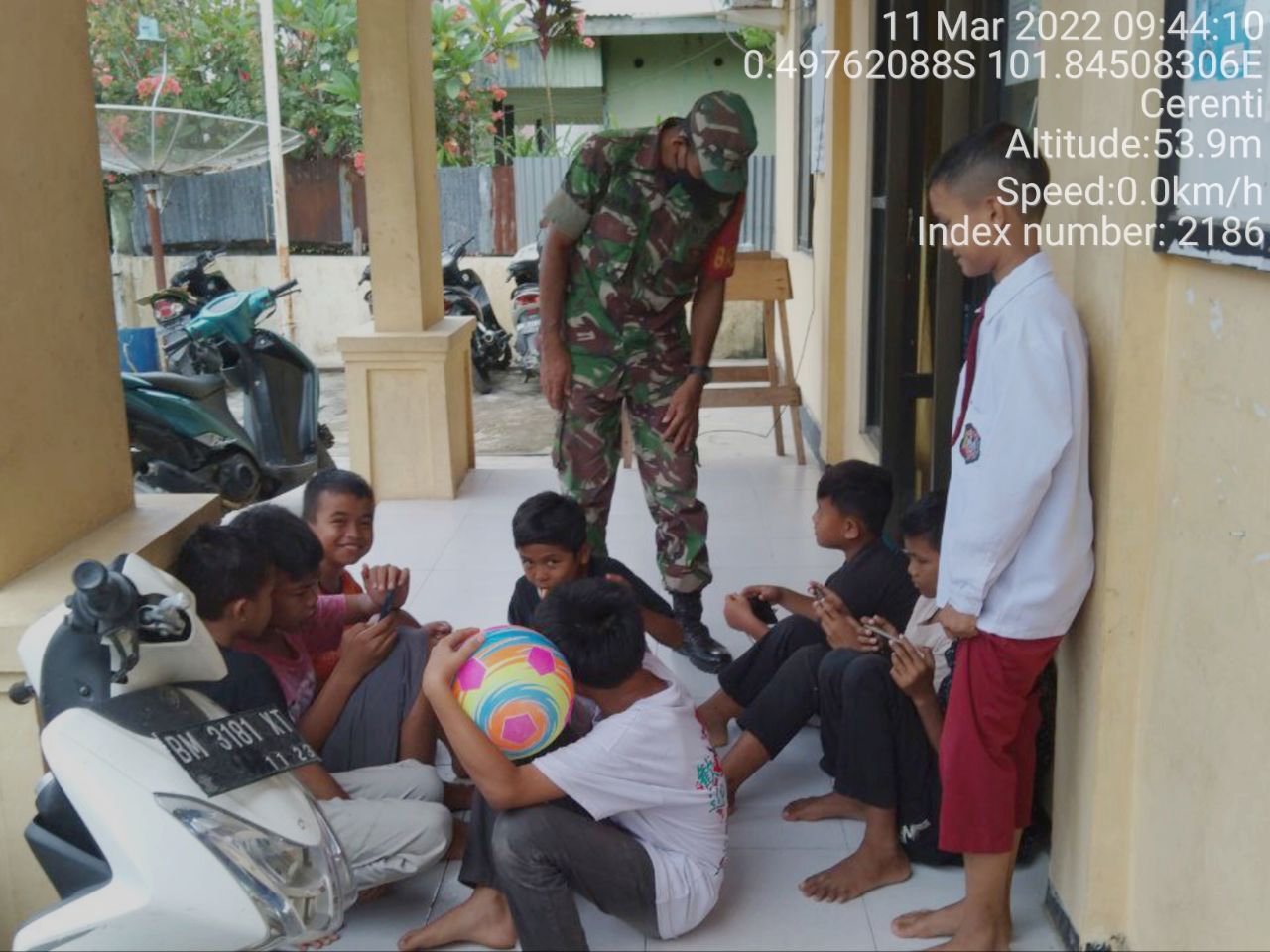 Serda Samrin Babinsa Koramil 06/Cerenti Kodim 0302/Inhu Babinsa Nasehati Anak-Anak Dalam Bermain Game Online di Desa Kompe Berangin