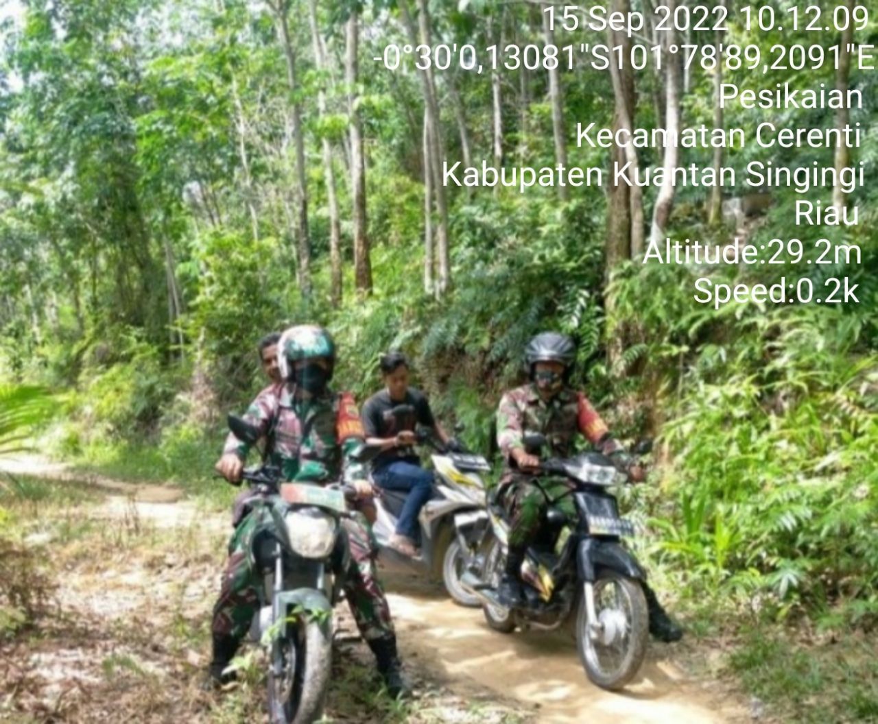 Tingkatkan Pengawasan Karlahut, Babinsa Koramil 06/ Cerenti Kodim 0302/ Inhu Laksanakan Patroli dan Sosialisasi Kepada Masyarakat di Desa Pesikaian Cerenti